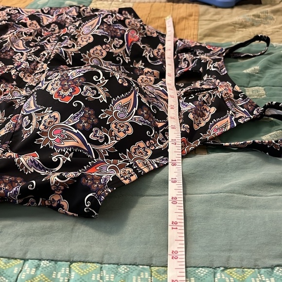 Septangle High Neck Key Hole Tankini Top in Paisley Print - Picture 11 of 12